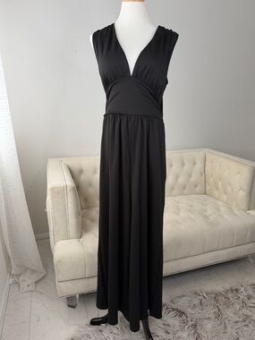 Halara Classic Black V-Neck jumpsuit - Sleeveless Elegant Style L nwt